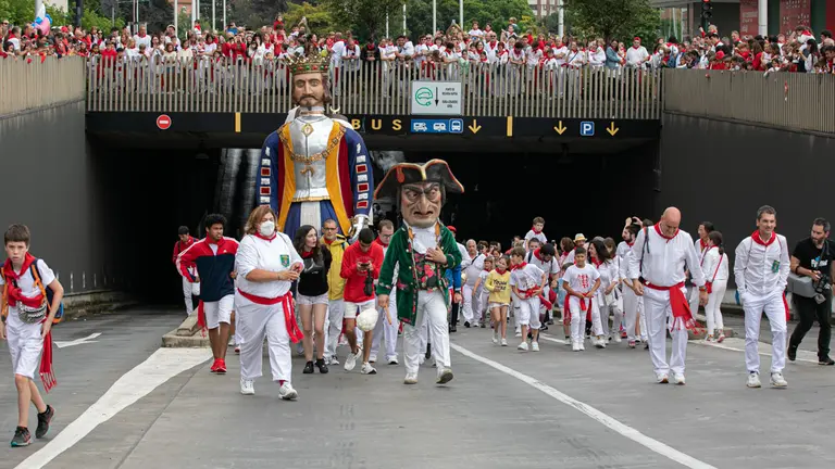 Cientos de niños emocionados reciben a la comparsa en su primera salida desde la estación de autobuses de Pamplona, en el primer día de las fiestas de San Fermín. MAITE H. MATEO