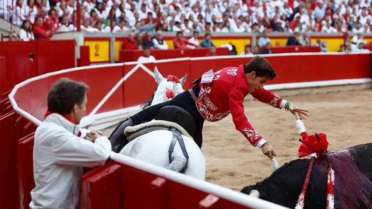 GRAFCAV7275. PAMPLONA, 06/07/2022.- El rejoneador Guillermo Hermoso de Mendoza durante la lidia a su segundo toro de la tarde en la corrida de rejones celebrada esta tarde en Pamplona dentro de la Feria del Toro de los Sanfermines 2022. EFE/ Rodrigo Jiménez
