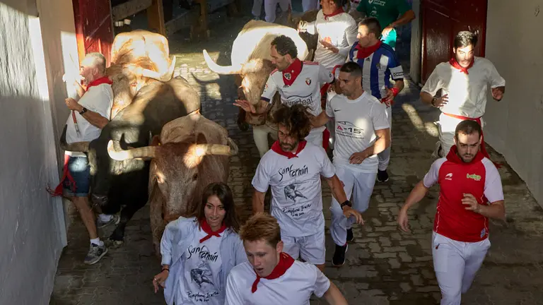 Primer encierro de San Fermín 2022 con toros de Núñez del Cuvillo en el callejón de entrada a la plaza. IÑIGO ALZUGARAY