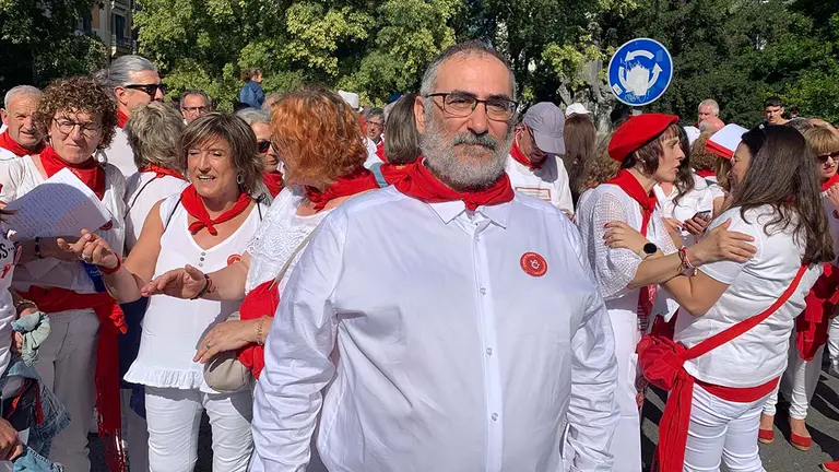 Iosu Martínez osés, director de la coral 'Canta et Yanta' en la procesión de San Fermín. Navarra.com