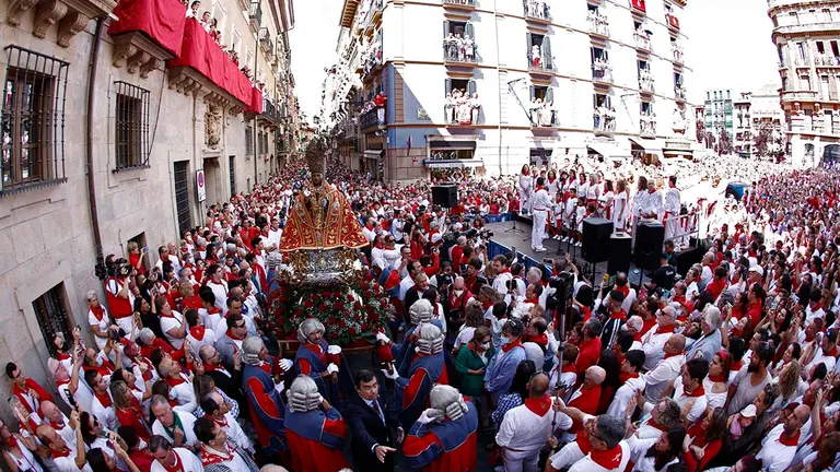 GRAFCAV7303. PAMPLONA, 07/07/2022.-  La imagen de San Fermín ha recibido hoy su tradicional baño de cariño el día de su festividad, en una procesión muy concurrida en la que se ha visto gran emoción en los pamploneses. Miles de personas se han dado cita en el Casco Antiguo de la ciudad para presenciar la procesión, en la que la imagen del santo va acompañada por el cabildo catedralicio, la Corporación, la banda de música La Pamplonesa y la Comparsa de Gigantes y Cabezudos. EFE/ Rodrigo Jimenez
