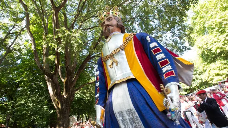 Procesión de San Fermín 2022 con el Santo acompañado por la comparsa de gigantes y cabezudos por las calles de Pamplona. ALEJANDRO VELASCO