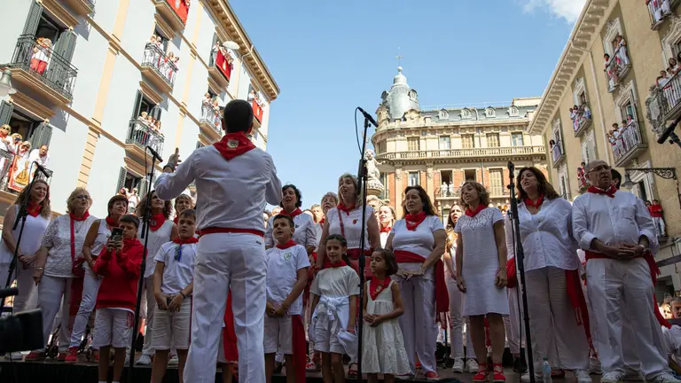 Pamplona festeja el día grande de los Sanfermines  con la celebración de la procesión en honor a San Fermín y congrega a miles de personas en las calles del casco viejo de Pamplona. MAITE H. MATEO