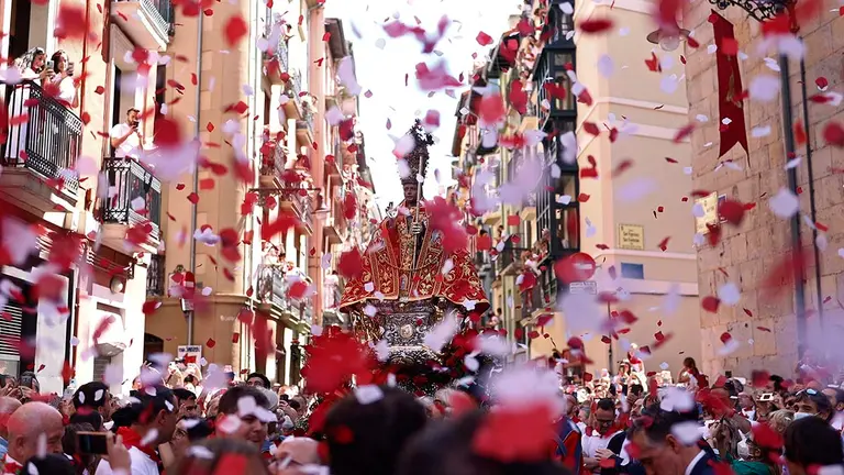 San Fermín es recibido cerca de la iglesia de San Lorenzo con miles de pétalos de rosa. EFE/Rodrigo Jimenez