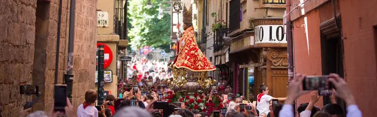 Procesión de San Fermín 2022 con el Santo acompañado por la comparsa de gigantes y cabezudos por las calles de Pamplona. ALEJANDRO VELASCO