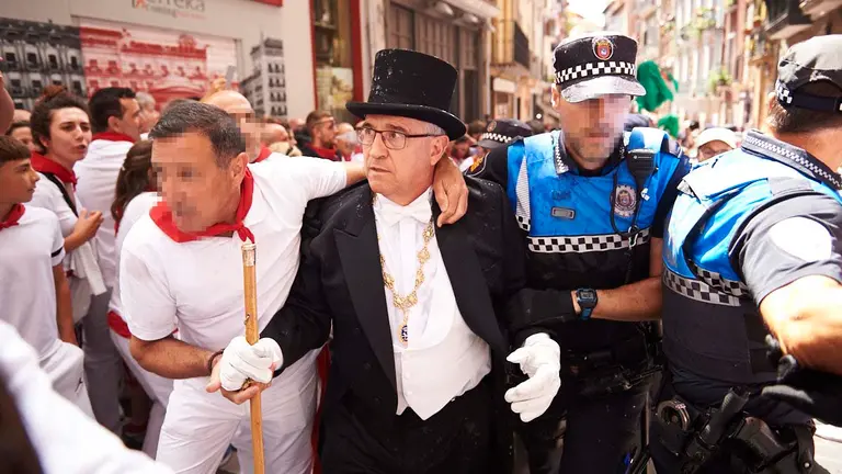 Incidentes en la calle Curia de Pamplona tras la procesión de San Fermín 2022. PABLO LASAOSA