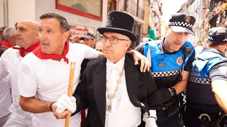 Incidentes en la calle Curia de Pamplona tras la procesión de San Fermín 2022. PABLO LASAOSA