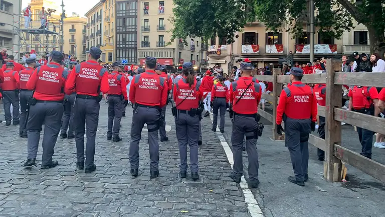 La policía Foral preparada en la curva de Telefónica antes del encierro del día 8 de julio con toros de Fuente Ymbro. NAVARRA.COM
