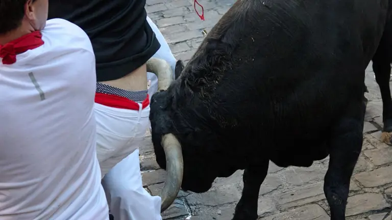 Varios mozos esquivan a los toros de la ganadería gaditana de Fuente Ymbro en el tramo de Telefónica dirigiendose hacia el callejón durante el segundo encierro de los Sanfermines 2022. EFE/Daniel Fernández