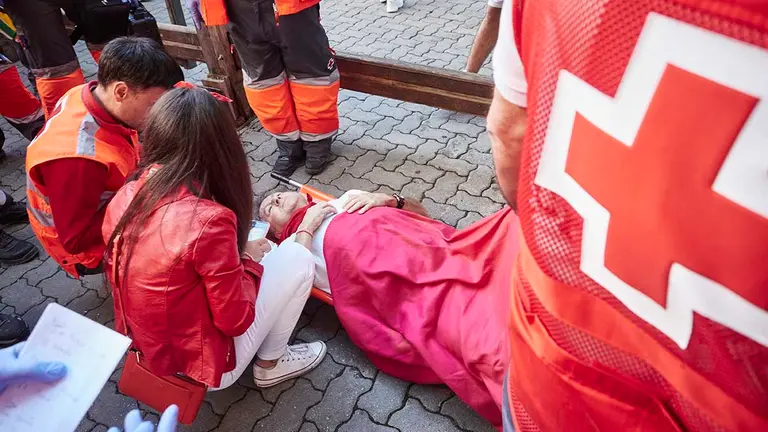 La Cruz Roja lleva a un herido en una camilla durante el segundo encierro de las Fiestas de San Fermín 2022, de la ganadería de Fuente Ymbro, en , a 8 de julio de 2022, en Pamplona, Navarra (España). Seis personas han sido trasladadas al hospital por contusiones durante el encierro del día de hoy, 8 de julio, una carrera más larga de lo habitual con una duración de 3 minutos y 10 segundos. Las fiestas en honor a San Fermín, patrón de Navarra, comienzan el día 6 con el tradicional chupinazo y se prolongan hasta el 14 de julio con cántico del ‘Pobre de mí’. Durante su transcurso hay un total de ocho encierros que comienzan todos los días a las ocho de la mañana. Además, el Ayuntamiento de la ciudad ha preparado un repertorio de conciertos, verbenas, fuegos artificiales, exposiciones, animación de calle y actividades para la ciudadanía y visitantes. Esta fiesta que atrae a millones de visitantes cada año por su ambiente festivo y sus populares encierros, está declarada de Interés Turístico Internacional.
08 JULIO 2022;PAMPLONA;NAVARRA;ENCIERROS;TOROS;FIESTAS;SANFERMINES;SANFERMIN;CORREDORES
Eduardo Sanz / Europa Press
07/7/2022
