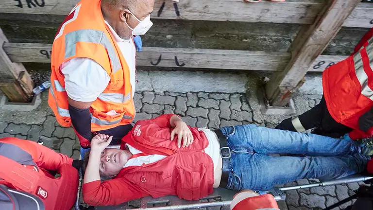 La Cruz Roja lleva a un herido en una camilla durante el segundo encierro de las Fiestas de San Fermín 2022, de la ganadería de Fuente Ymbro, en , a 8 de julio de 2022, en Pamplona, Navarra (España). Seis personas han sido trasladadas al hospital por contusiones durante el encierro del día de hoy, 8 de julio, una carrera más larga de lo habitual con una duración de 3 minutos y 10 segundos. Las fiestas en honor a San Fermín, patrón de Navarra, comienzan el día 6 con el tradicional chupinazo y se prolongan hasta el 14 de julio con cántico del ‘Pobre de mí’. Durante su transcurso hay un total de ocho encierros que comienzan todos los días a las ocho de la mañana. Además, el Ayuntamiento de la ciudad ha preparado un repertorio de conciertos, verbenas, fuegos artificiales, exposiciones, animación de calle y actividades para la ciudadanía y visitantes. Esta fiesta que atrae a millones de visitantes cada año por su ambiente festivo y sus populares encierros, está declarada de Interés Turístico Internacional.
08 JULIO 2022;PAMPLONA;NAVARRA;ENCIERROS;TOROS;FIESTAS;SANFERMINES;SANFERMIN;CORREDORES
Eduardo Sanz / Europa Press
07/7/2022