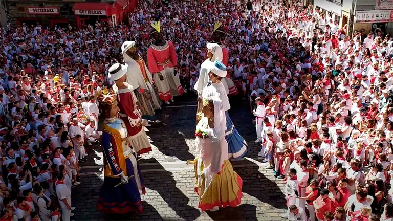 Baile Comparsa de Gigantes y Cabezudos. ARCHIVO