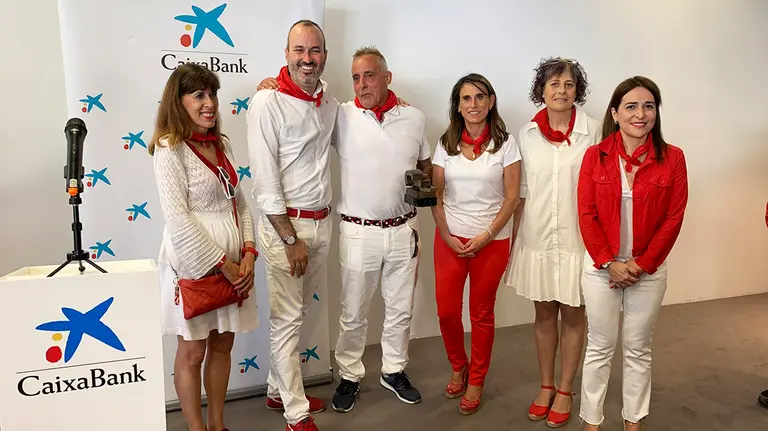 Jokin Zuasti, tercero por la izquierda, posando en el homenaje de Caixabank en pamplona. Navarra.com