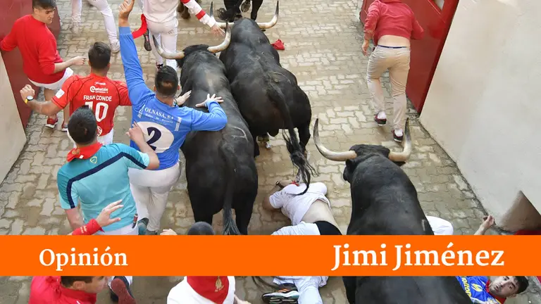 Segundo encierro de San Fermín 2022 con toros de Fuente Ymbro en el callejón y plaza de toros. PABLO LASAOSA