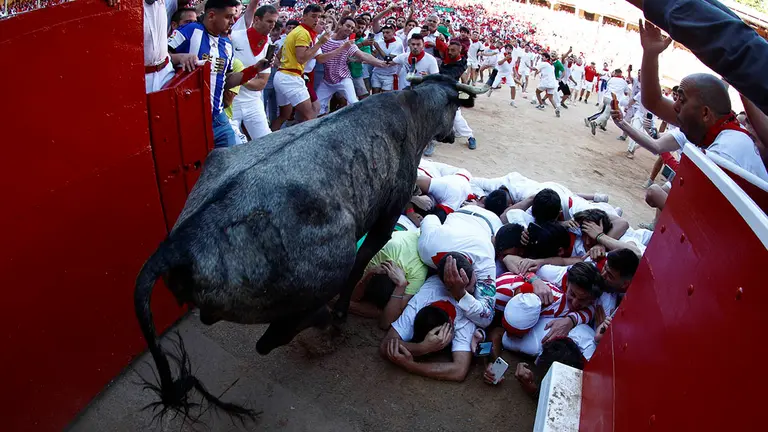 Tradicional suelta de vaquillas en la plaza de toros tras el segundo encierro de los Sanfermines 2022, una carrera que se ha alargado hasta los 3:10 minutos por un toro rezagado. EFE/Rodrigo Jiménez