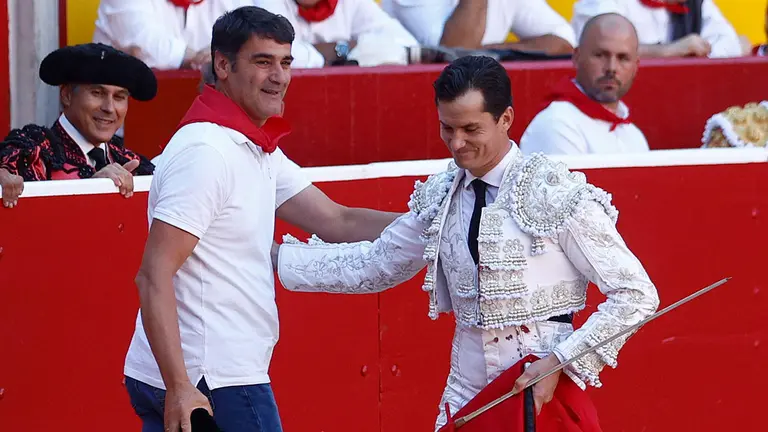 El diestro Daniel Luque (d) y el ex torero Jesulin de Ubrique antes de comenzar la lidia a su segundo toro de la tarde en la tercera de abono de la Feria del Toro de los Sanfermines 2022, en la que comparte cartel con José Garrido y Alvaro Lorenzo con toros de la ganadería gaditana de Fuente Ymbro.EFE/ Rodrigo Jimenez