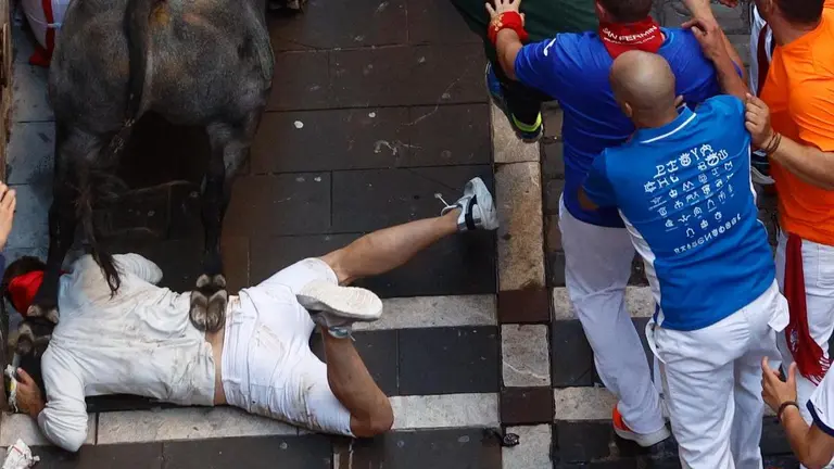 Los mozos corren ante los toros de la ganadería de José Escolar durante el tercer encierro de San Fermín, este sábado. EFE Rodrigo Jimenez