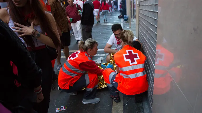 Accidentado es atendido por la Cruz Roja tras el tercer encierro de San Fermín 2022. ALEJANDRO VELASCO