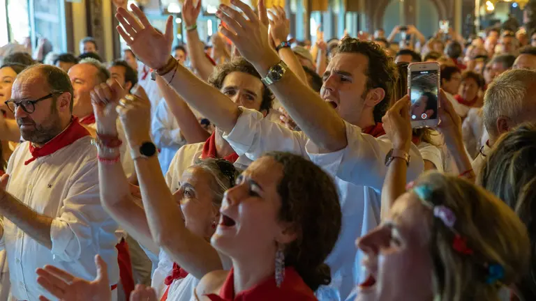 Multitudinario Baile de la Alpargata en el Nuevo Casino de Pamplona. MAITE H. MATEO