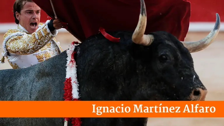 El diestro Javier Cortes durante la lidia a su segundo toro de la tarde en la cuarta de abono de la Feria del Toro de los Sanfermines 2022, en la que comparte cartel con Joselito Adame y Rubén Pinar con toros de la ganadería abulense de José Escolar. EFE/ Villar Lopez