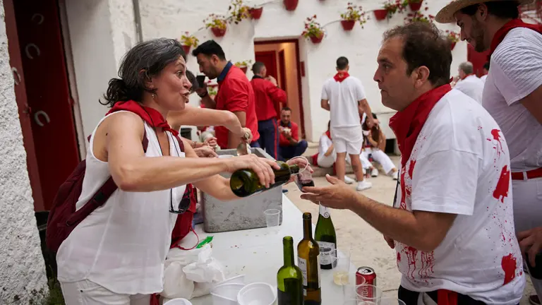 Clásica merienda en el patio de caballos de la plaza de toros durante la lidia de los toros de José Escolar durante San Fermín 2022. PABLO LASAOSA