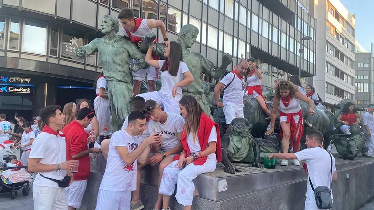 Cientos de turistas se sacan fotos en el Monumento al Encierro durante los Sanfermines. NAVARRA.COM