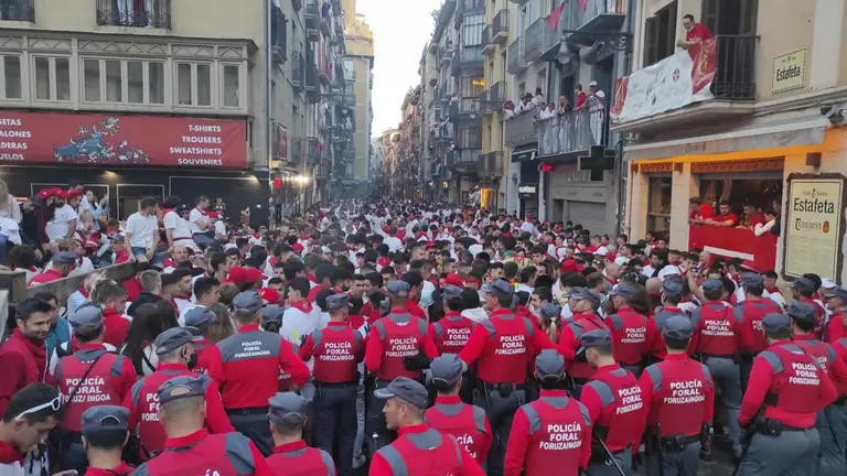 Abarrotado el final de Estafeta en los momentos previos al encierro del 10 de julio de San Fermín 2022 con toros de La Palmosilla. ALEJANDRO VELASCO