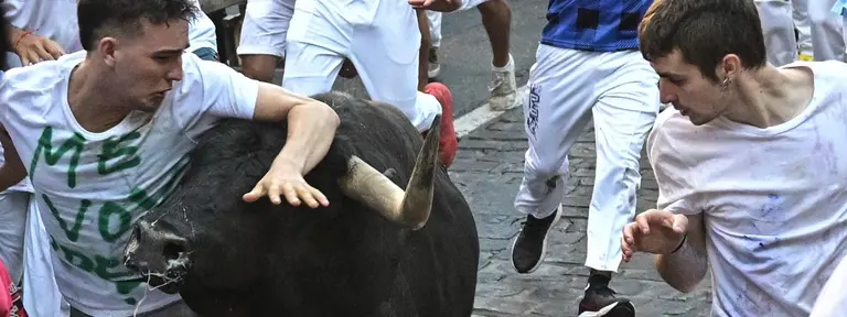 Los corredores, durante el cuarto encierro de los Sanfermines este domingo en Pamplona. EFE Daniel Fernandez (3)