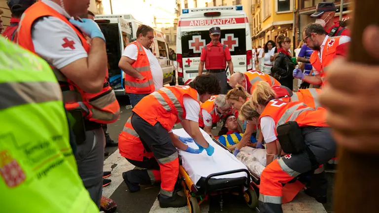Herido en el cuarto encierro de San Fwermín 2022 con toros de la Palmosilla en Telefónica (Bajada al Callejón). IRANZU LARRASOAÑA