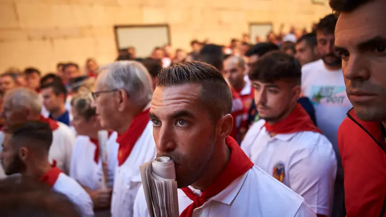 Bajada del Santo a la hornacina de San Fermín minutos previos a uno de los encierros de San Fermín 2022. PABLO LASAOSA