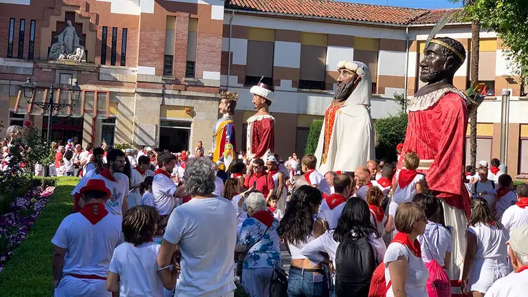 La comparsa de gigantes y cabezudos de Pamplona visita a los residentes de la Meca. Navarra.com