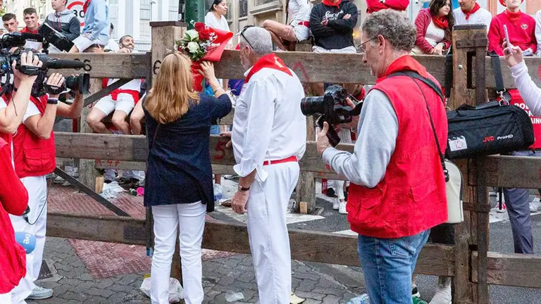 Los padres de Daniel Jimeno colocan un ramo de flores en el poste donde murió en el encierro de 2009. Foto Javier Ibáñez.