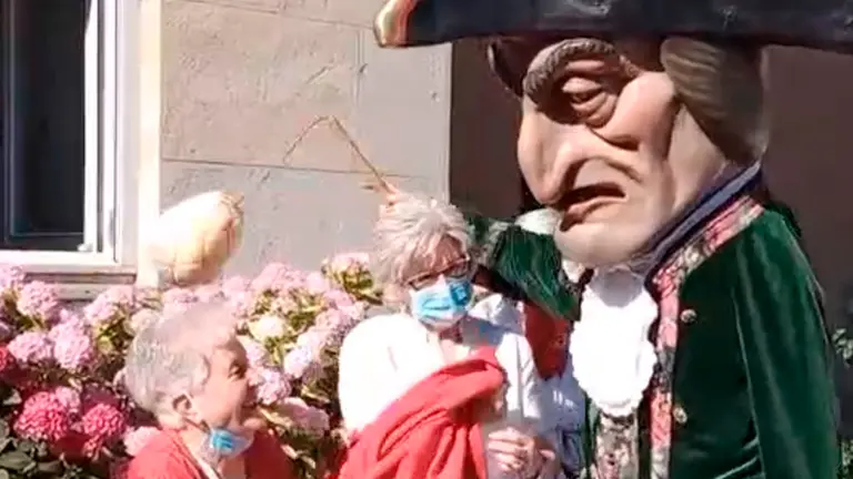 Cara Vinagre con los señores mayores en la Casa de la Misericordia. ARCHIVO