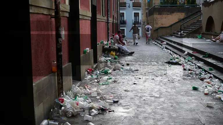 Cuarto encierro de las Fiestas de San Fermín 2022 de la ganadería de La Palmosilla, a 10 de julio de 2022, en Pamplona, Navarra (España). Las fiestas en honor a San Fermín, patrón de Navarra, comienzan el día 6 con el tradicional chupinazo y se prolongan hasta el 14 de julio con cántico del ‘Pobre de mí’. Durante su transcurso hay un total de ocho encierros que comienzan todos los días a las ocho de la mañana. Además, el Ayuntamiento de la ciudad ha preparado un repertorio de conciertos, verbenas, fuegos artificiales, exposiciones, animación de calle y actividades para la ciudadanía y visitantes. Esta fiesta que atrae a millones de visitantes cada año por su ambiente festivo y sus populares encierros, está declarada de Interés Turístico Internacional.
10 JULIO 2022
Eduardo Sanz / Europa Press
09/7/2022