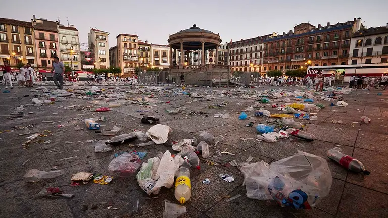 Cuarto encierro de las Fiestas de San Fermín 2022 de la ganadería de La Palmosilla, a 10 de julio de 2022, en Pamplona, Navarra (España). Las fiestas en honor a San Fermín, patrón de Navarra, comienzan el día 6 con el tradicional chupinazo y se prolongan hasta el 14 de julio con cántico del ‘Pobre de mí’. Durante su transcurso hay un total de ocho encierros que comienzan todos los días a las ocho de la mañana. Además, el Ayuntamiento de la ciudad ha preparado un repertorio de conciertos, verbenas, fuegos artificiales, exposiciones, animación de calle y actividades para la ciudadanía y visitantes. Esta fiesta que atrae a millones de visitantes cada año por su ambiente festivo y sus populares encierros, está declarada de Interés Turístico Internacional.
Eduardo Sanz / Europa Press
10/7/2022