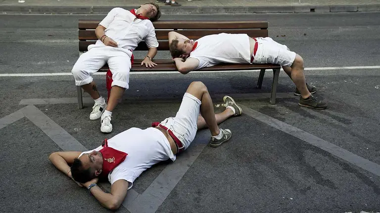 Participantes de San Fermín, agotados tras una noche de fin de semana de 2022. REUTERS/Vincent West