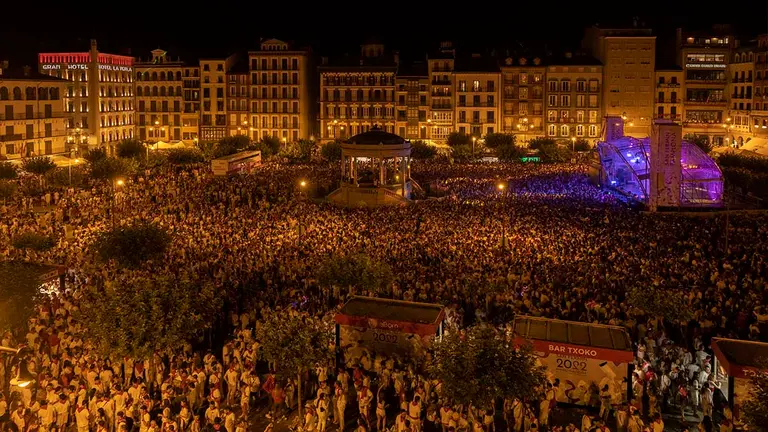 GRAF6205. PAMPLONA, 10/07/2022.-Pamplona disfruta del fin de semana sanferminero tras los últimos dos años condicionados por la covid-19. En la imagen la céntrica Plaza del Castillo de la capital navarra abarrotada de gente esta media noche. EFE/Villar López
