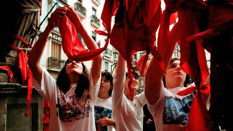 Miles de personas colgaron pañuelos en honor a Miguel Angel Blanco. REUTERS