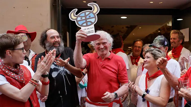 El norteamericano de nacimiento y "pamplonés de corazón", Larry Belcher (c), recibe este domingo en Pamplona el premio Guiri del Año tras llevar 44 años visitando la localidad navarra por San Fermín. EFE/ Villar Lopez