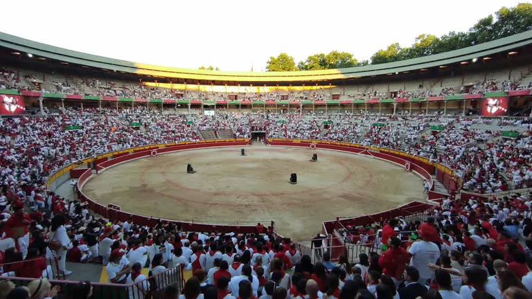 Ambiente previo al encierro de San Fermín del lunes 11 de julio en la plaza de toros con toros de Cebada Gago. NAVARRA.COM