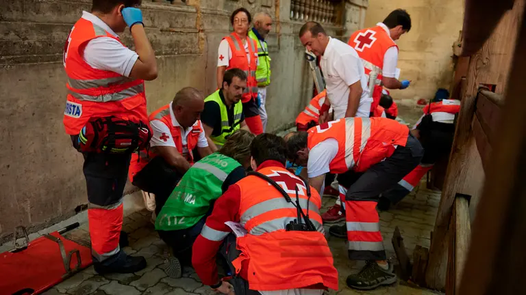 Heridos en el quinto encierro de San Fermín con toros de Cebada Gago en Telefónica bajando al callejón. IRANZU LARRASOAÑA