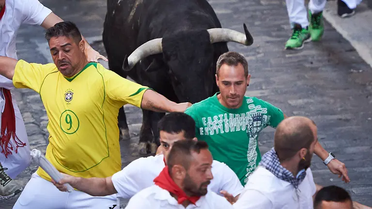 Quinto encierro de San Fermín 2022 con toros de Cebada Gago en la cuesta de Santo Domingo y la plaza del Ayuntamiento. PABLO LASAOSA