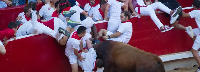 Cogida en la Plaza de Toros en el quinto encierro por los Cebada Gago en San Fermín 2022. ALEJANDRO VELASCO