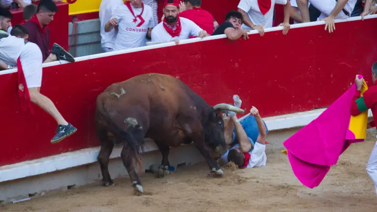 Accidentada entrada por los toros de Cebada Gago a la Plaza de Toros en el quinto encierro de San Fermín 2022. ALEJANDRO VELASCO