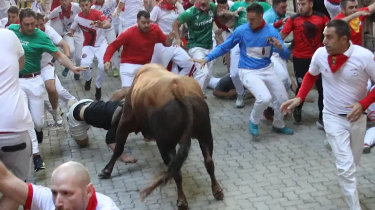 Quinto encierro de los Sanfermines de 2022 con toros de Cebada Gago en el tramo del callejón de bajada a la plaza. JAVIER MUTILVA