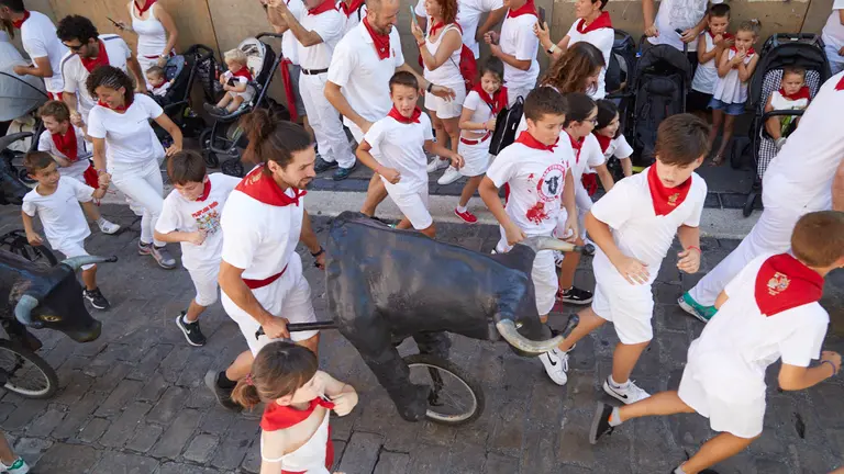Encierro Txiki en la Cuesta de Santo Domingo de Pamplona durante las fiestas de San Fermín 2022. IÑIGO ALZUGARAY