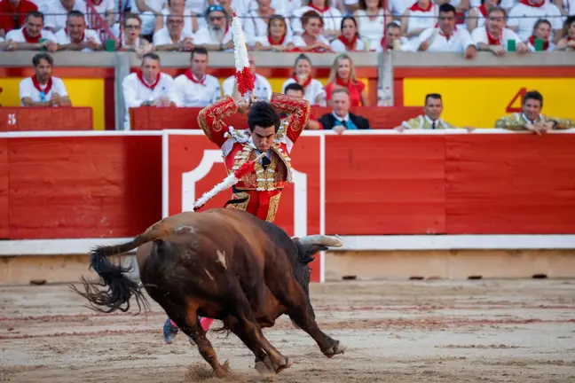 El diestro Jesús Enrique Colombo durante la lidia del tercer toro de la tarde en la sexta de abono de la Feria del Toro de los Sanfermines 2022 con toros de la ganadería gaditana de Cebada Gago. REUTERS / Juan Medina