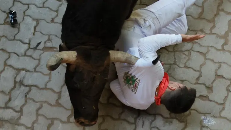 Los toros de la ganadería de Jandilla a su paso por el callejón de entrada a la plaza de toros durante el sexto encierro de los Sanfermines. EFE Villar López 3