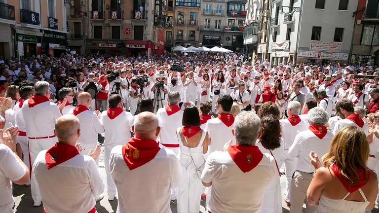 Pamplona recuerda a Miguel Ángel Blanco en el 25º aniversario de su secuestro y asesinato a manos de ETA (9)