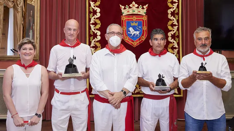 Entrega de los premios del Concurso Internacional de Fuegos de Autor de San Fermín 2019. De izquierda a derecha, la concejala de Cultura del Ayuntamiento de Pamplona, María García Barberena, Miguel Ángel Beltrán, ganador del San Fermín de Oro, el alcalde, Enrique Maya, Leopoldo Ferrández, ganador del San Fermín de Plata y Manuel Osuna, ganador del San Fermín de Bronce. AYUNTAMIENTO DE PAMPLONA